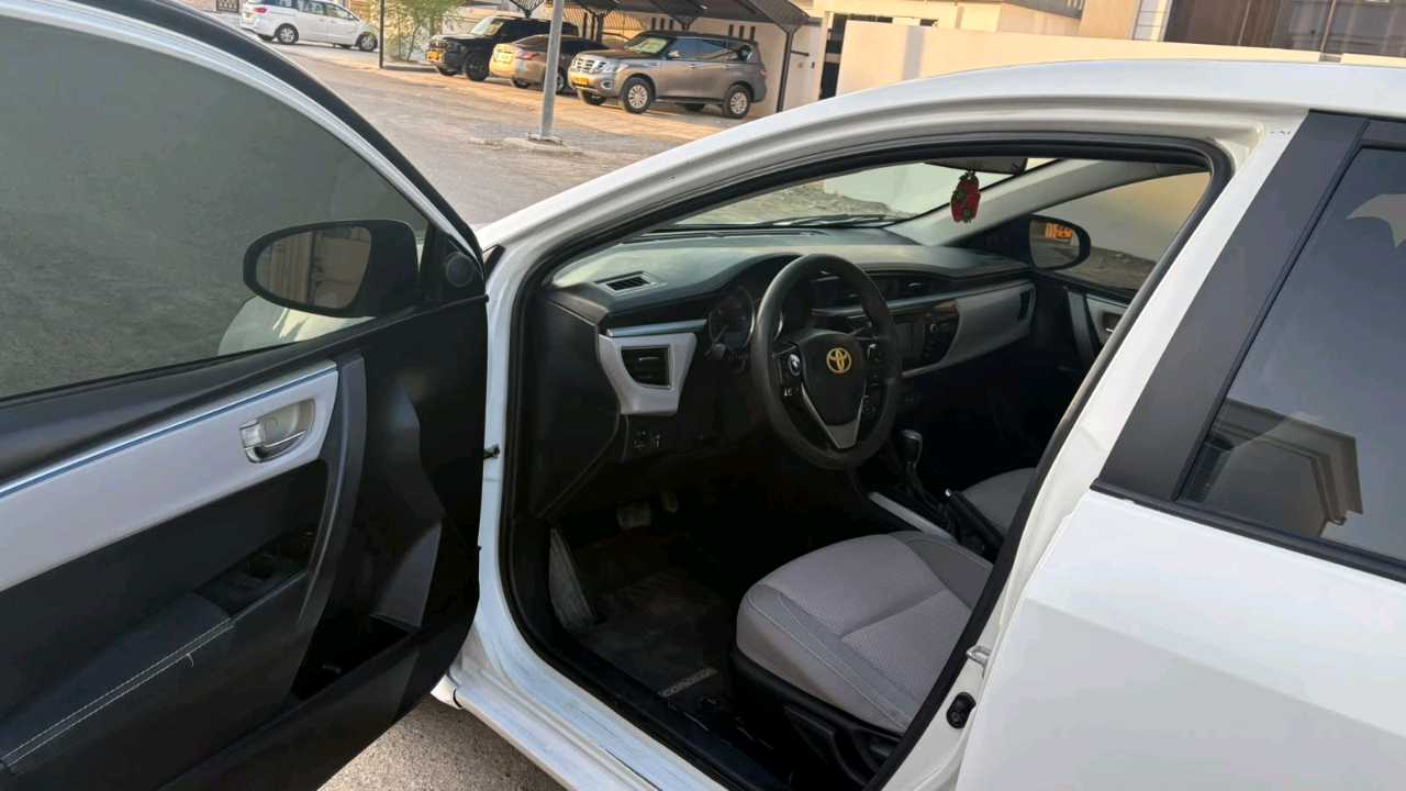Car Image 2015 TOYOTA COROLLA LE