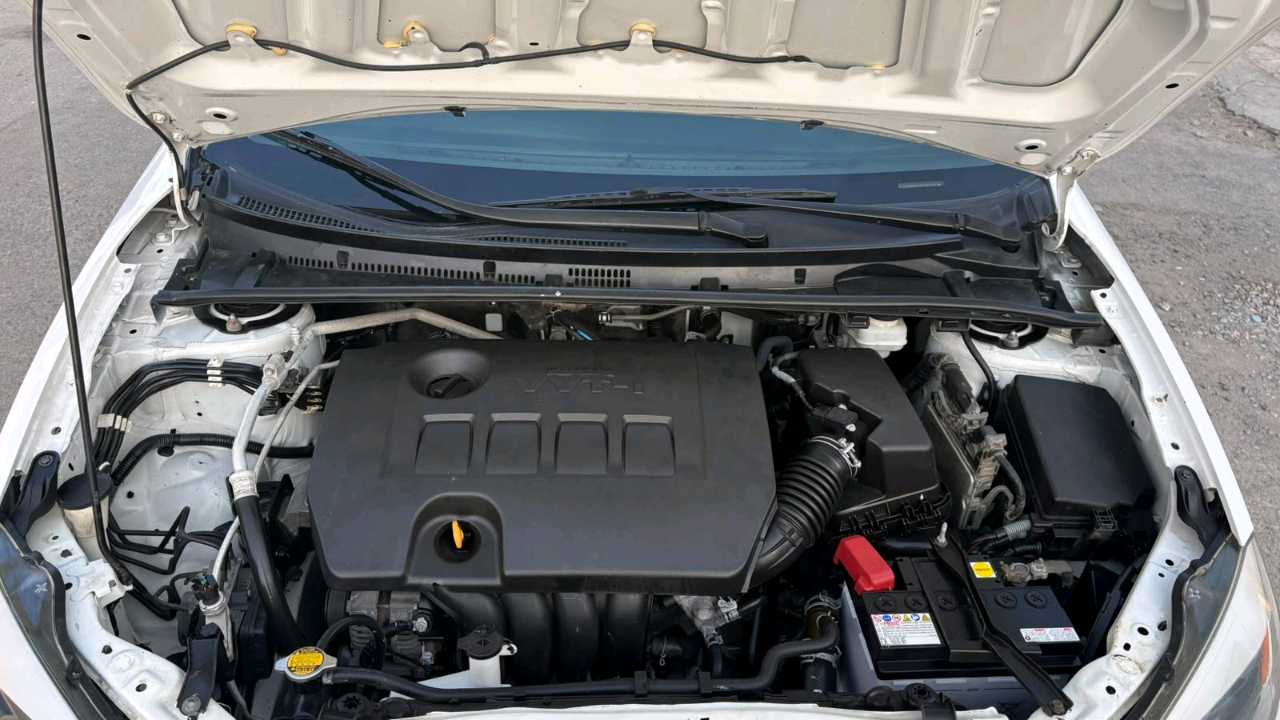 Car Image 2015 TOYOTA COROLLA LE
