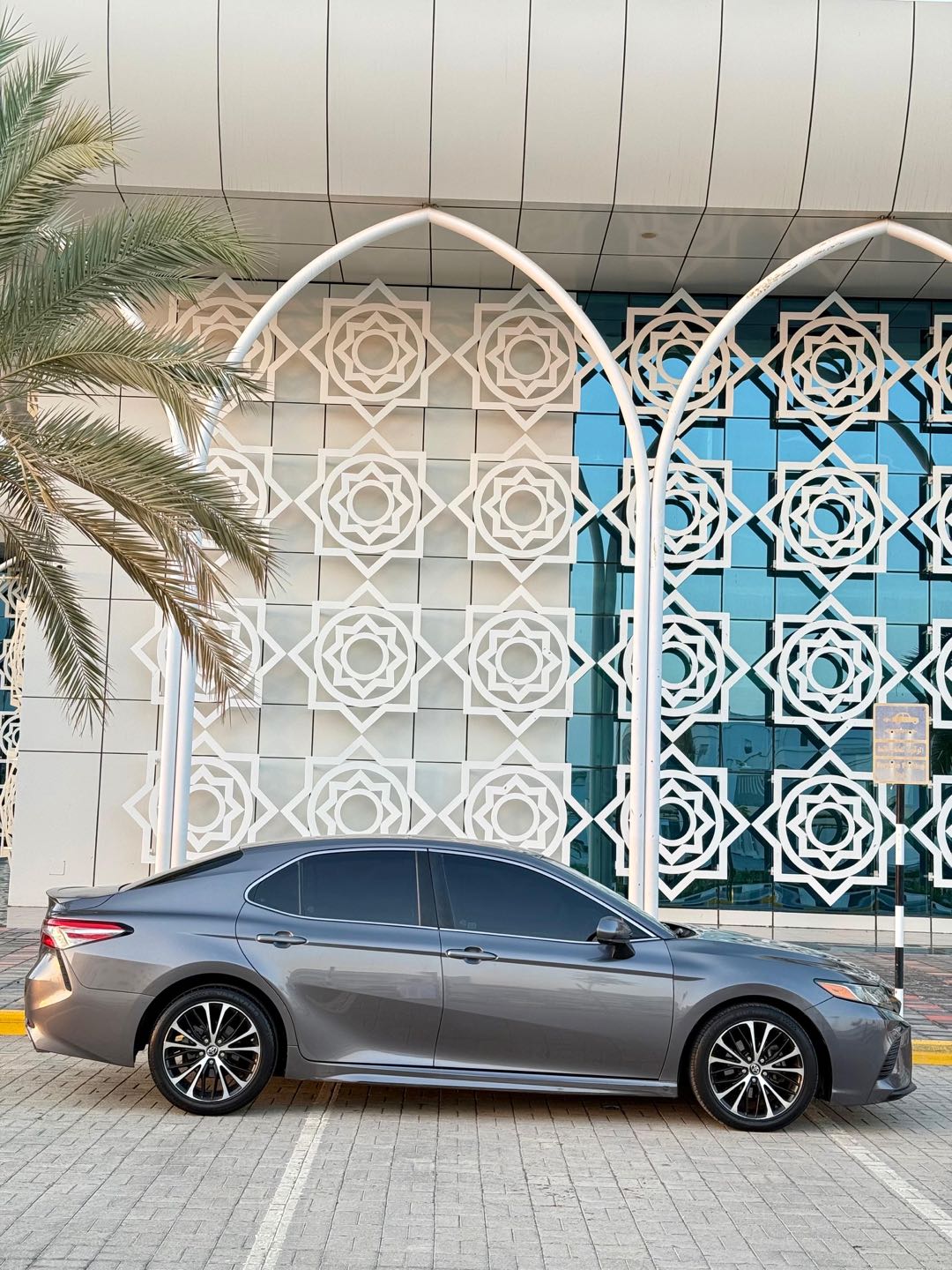 Car Image 2018 TOYOTA CAMRY SE