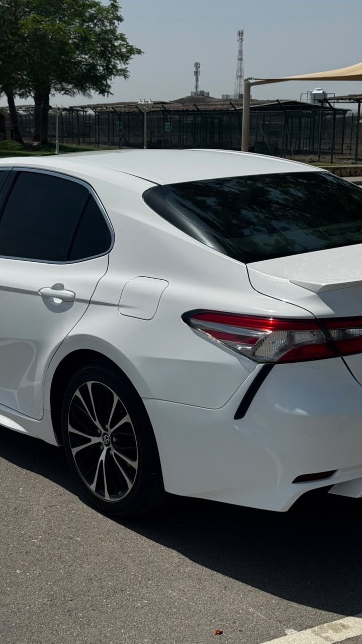 Car Image 2018 TOYOTA CAMRY SE