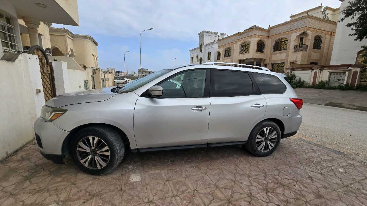 Car Image 2017 NISSAN PATHFINDER SL