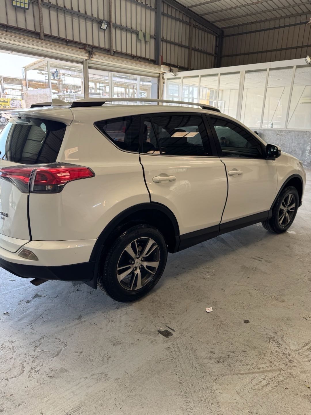 Car Image 2017 TOYOTA RAV4 