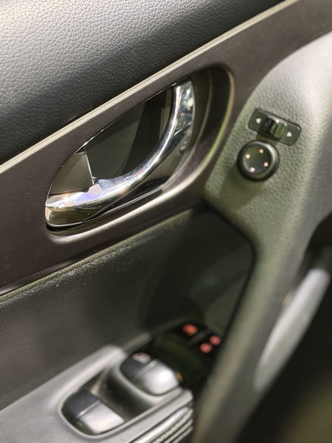 Car Image 2016 NISSAN ROGUE SV