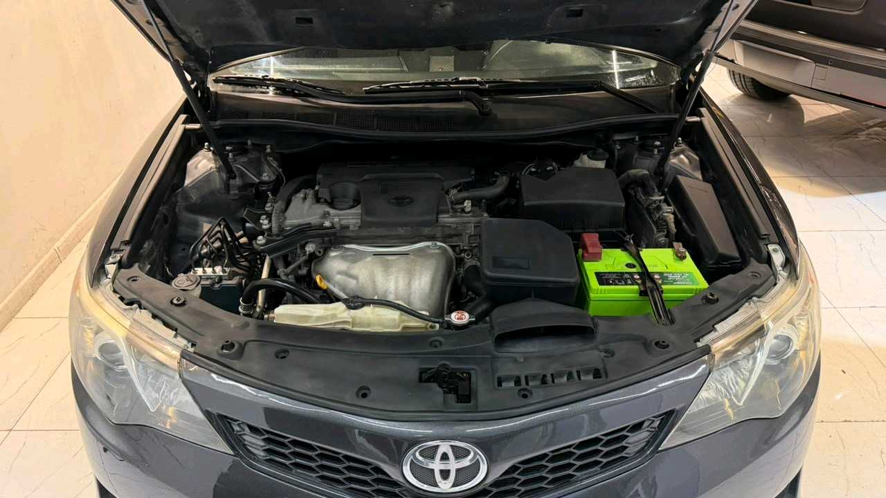 Car Image 2012 TOYOTA CAMRY SE