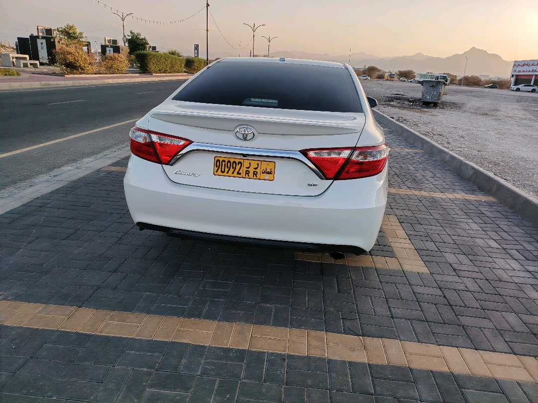 Car Image 2015 TOYOTA CAMRY SE