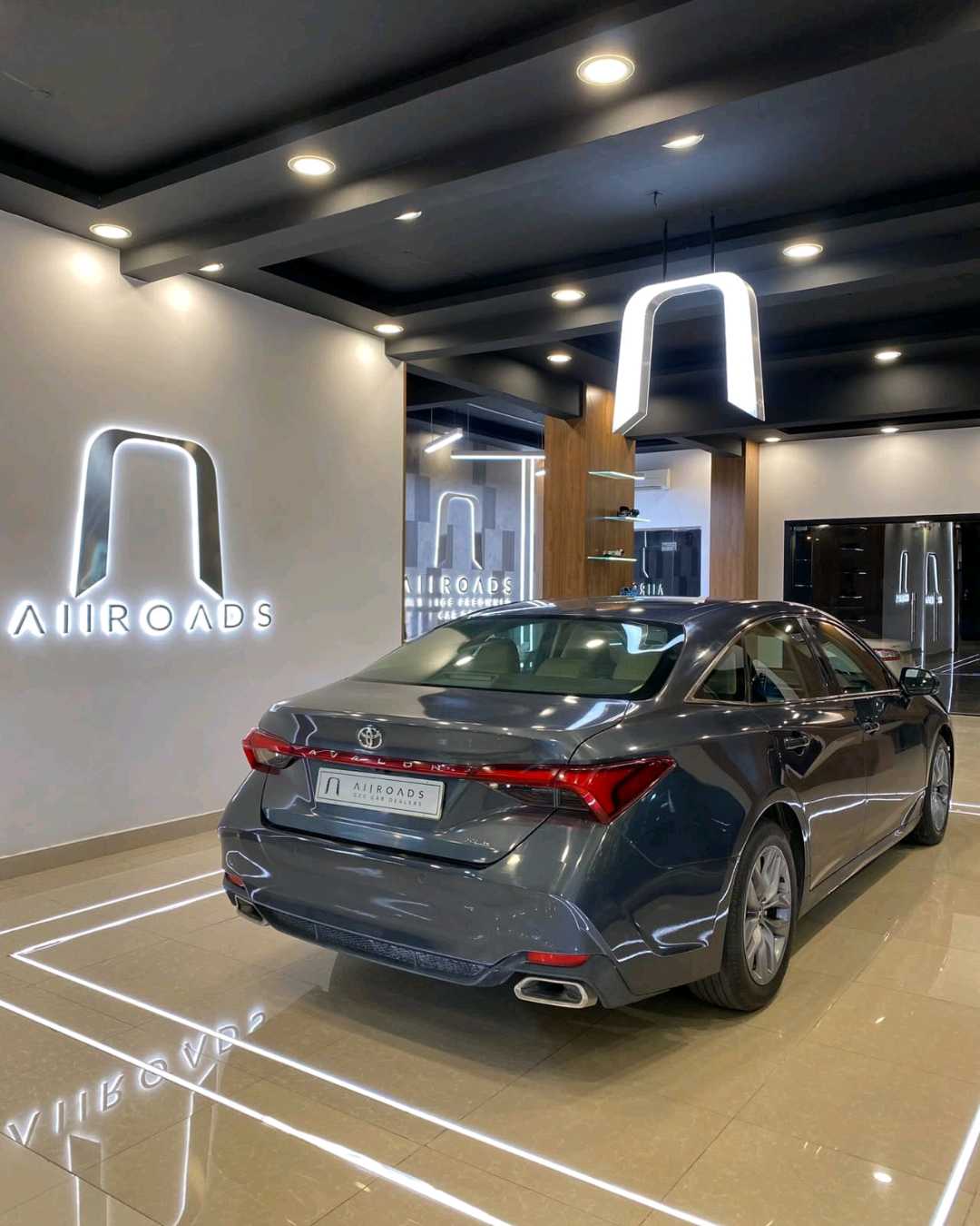 Car Image 2019 TOYOTA AVALON XLE