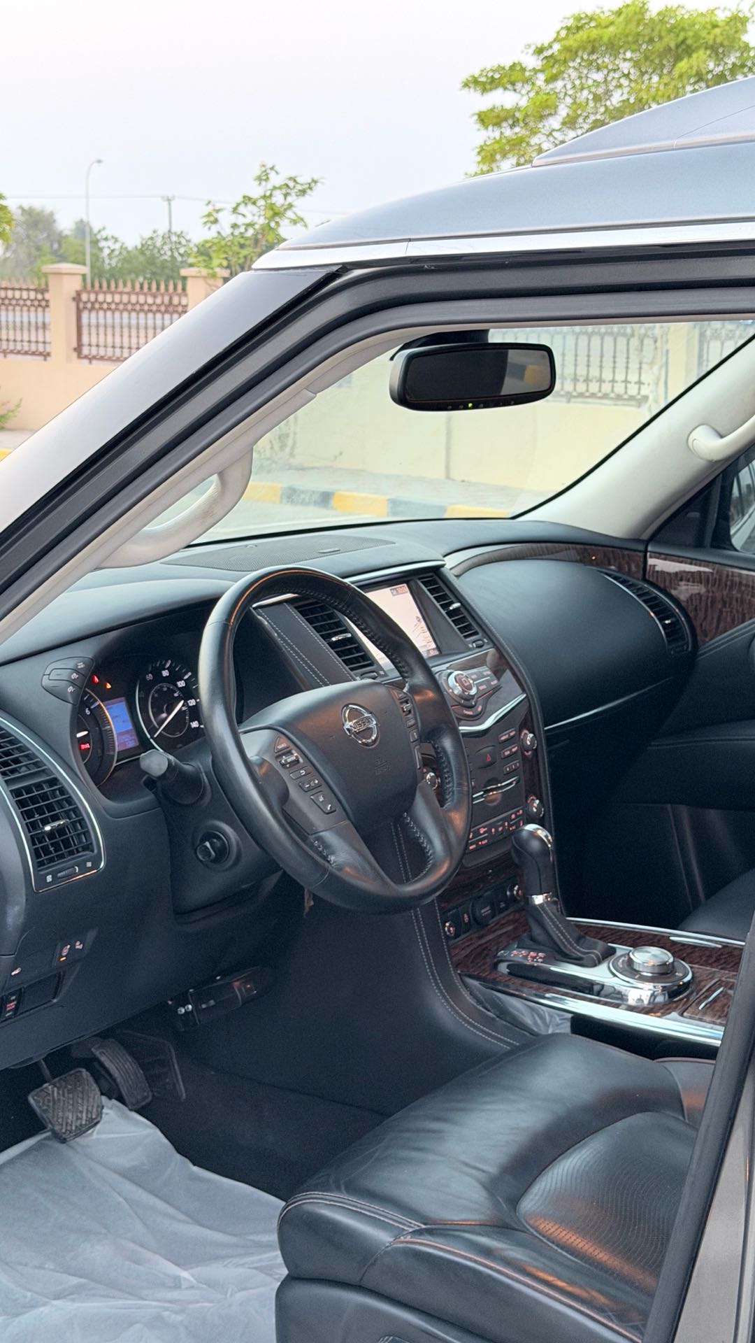 Car Image 2017 NISSAN ARMADA 