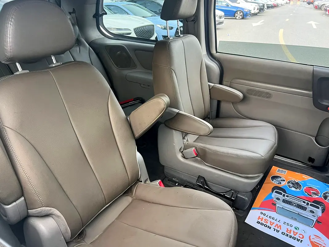 Car Image 2011 KIA SEDONA 