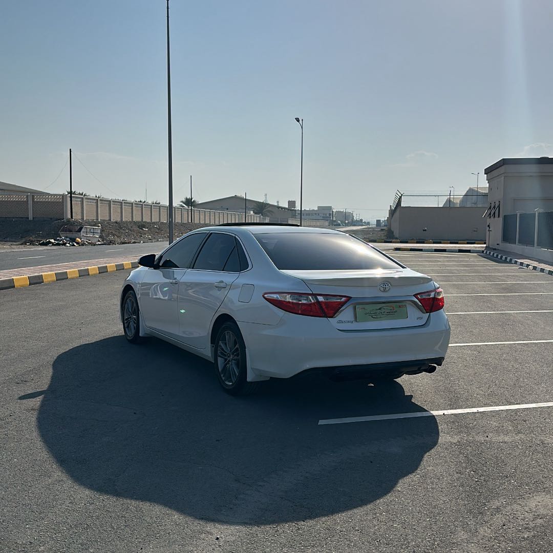 Car Image 2015 TOYOTA CAMRY SE