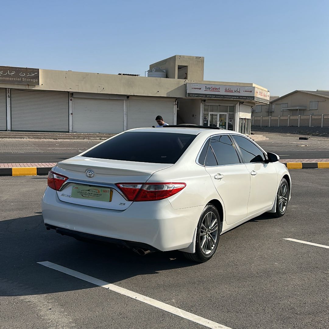 Car Image 2015 TOYOTA CAMRY SE