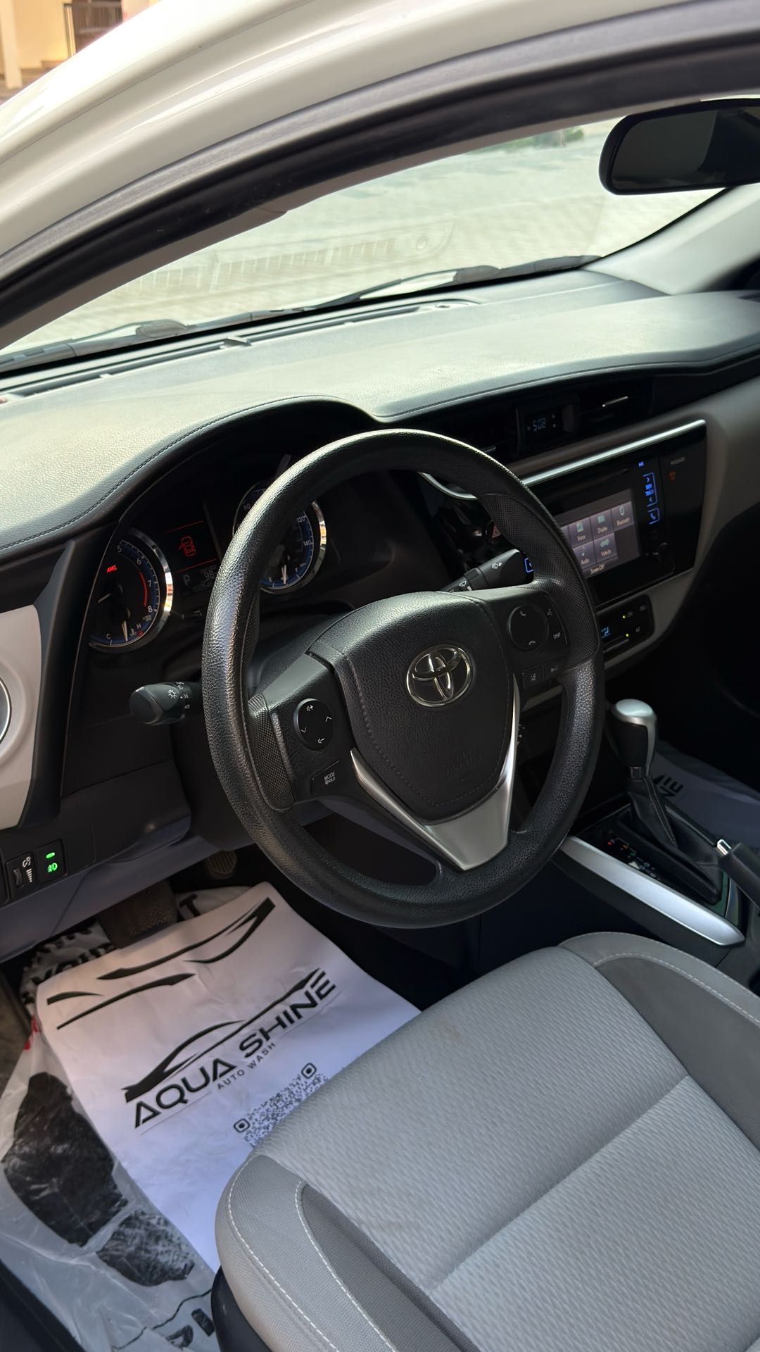 Car Image 2017 TOYOTA COROLLA LE