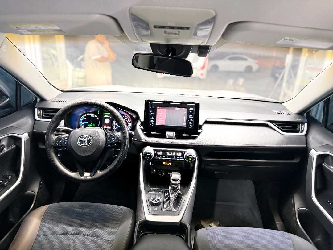 Car Image 2019 TOYOTA RAV4 LE