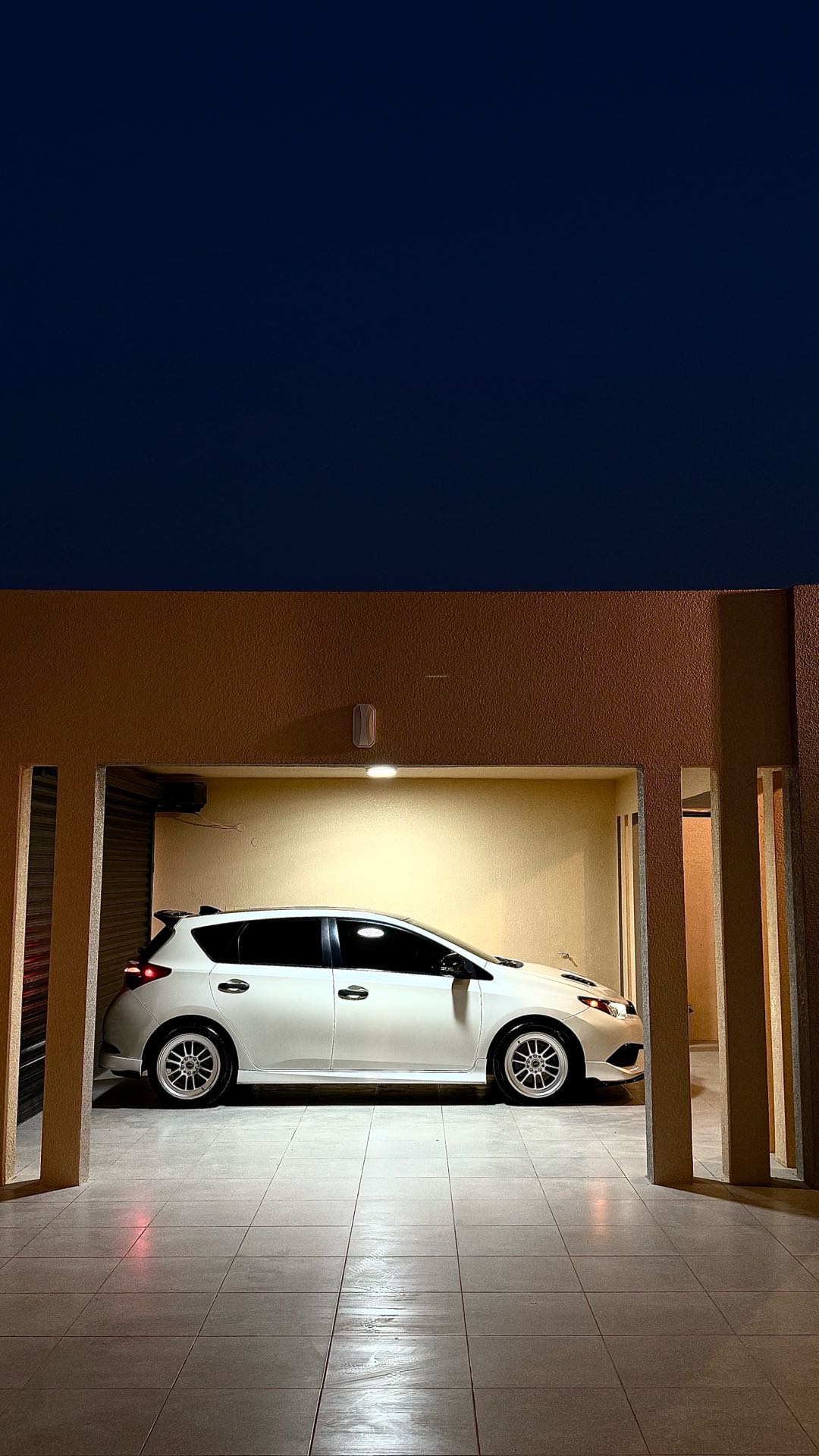 Car Image 2017 TOYOTA COROLLA XSE