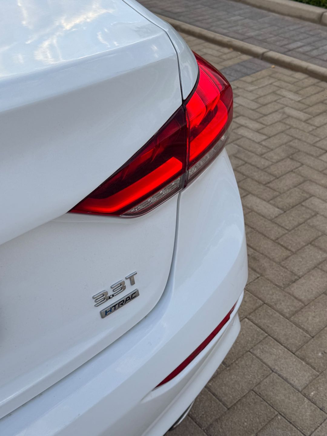 Car Image 2018 HYUNDAI GENESIS 