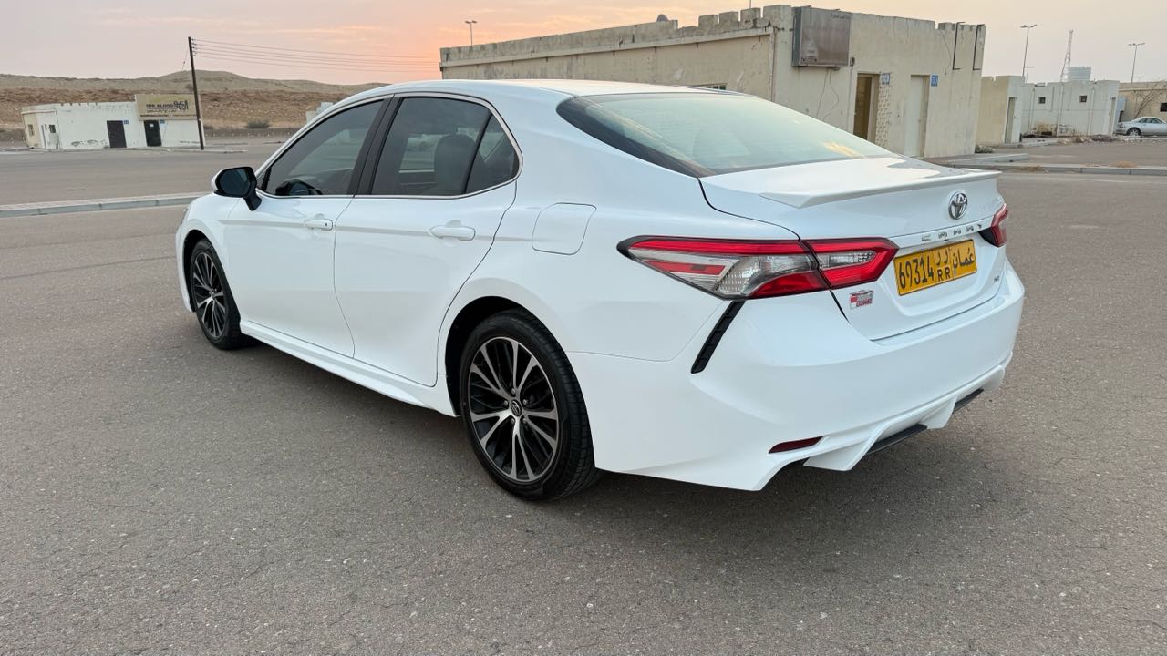 Car Image 2018 TOYOTA CAMRY SE