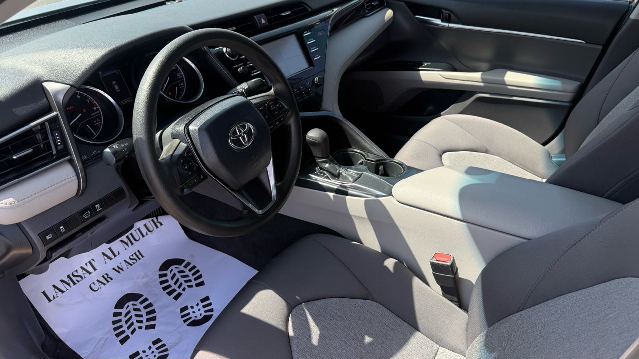 Car Image 2019 TOYOTA CAMRY LE