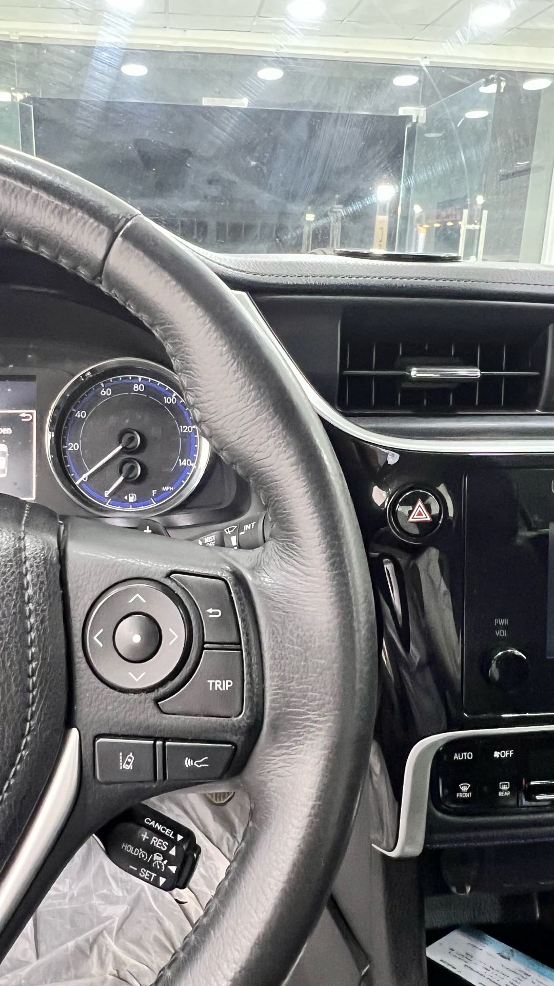 Car Image 2018 TOYOTA COROLLA SE