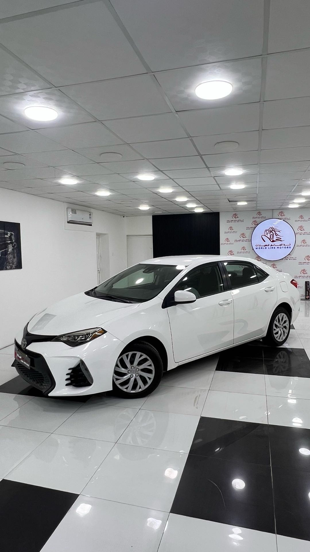 Car Image 2018 TOYOTA COROLLA LE