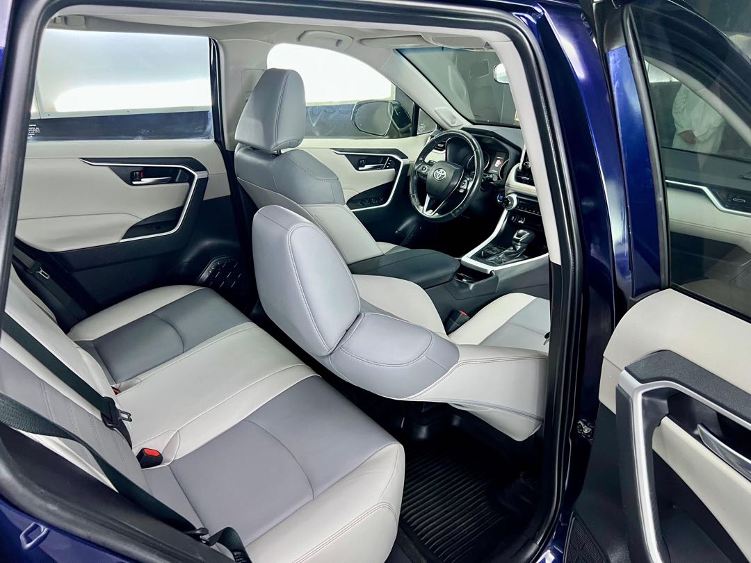 Car Image 2019 TOYOTA RAV4 XLE