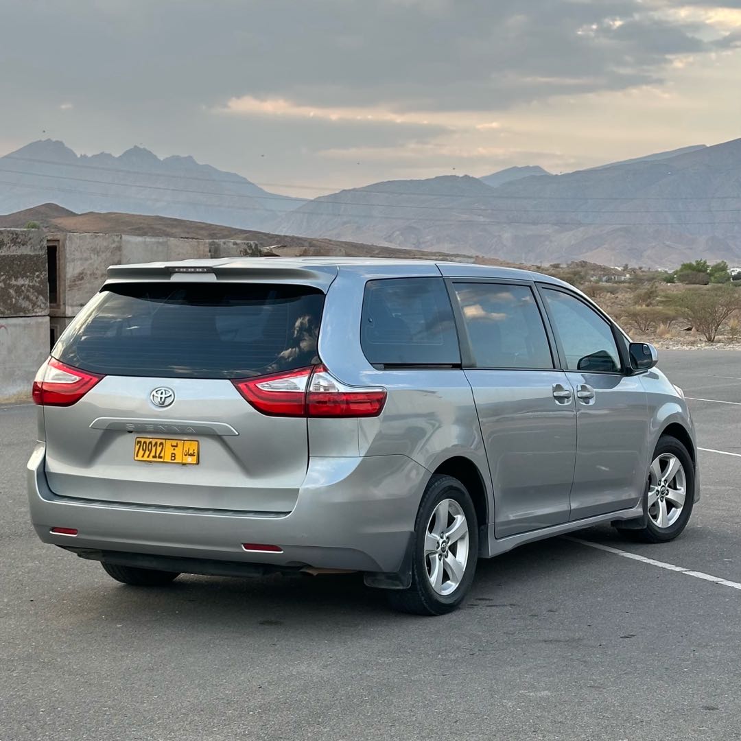 Car Image 2018 TOYOTA SIENNA 