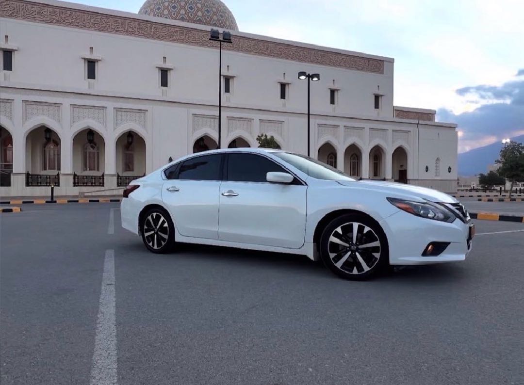 Car Image 2018 NISSAN ALTIMA SR