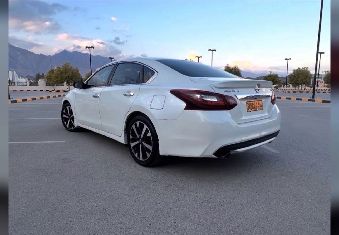 Car Image 2018 NISSAN ALTIMA SR