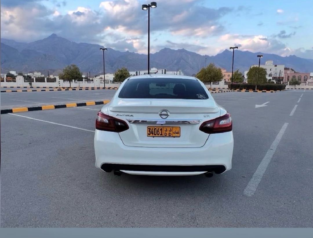 Car Image 2018 NISSAN ALTIMA SR