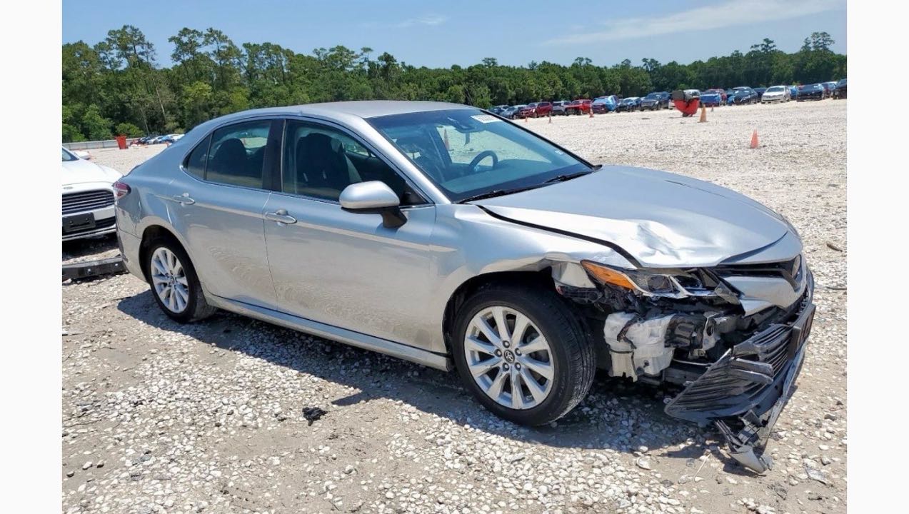 Car Image 2018 TOYOTA CAMRY LE