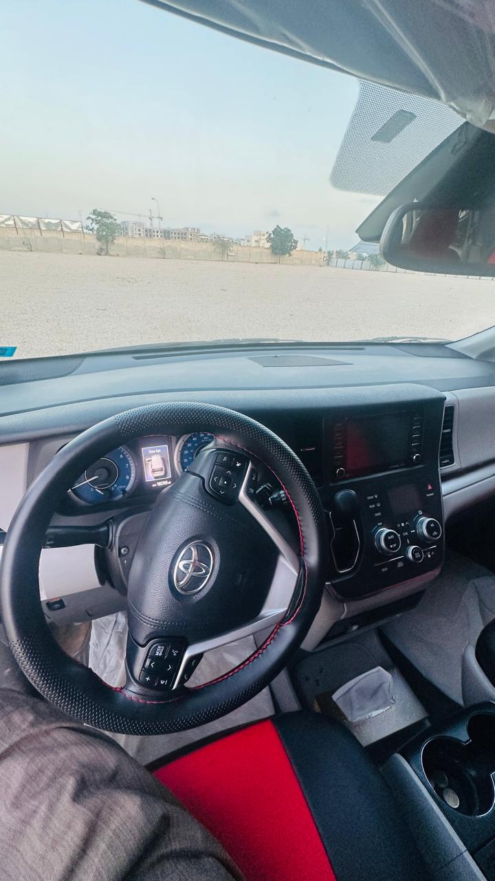 Car Image 2018 TOYOTA SIENNA 