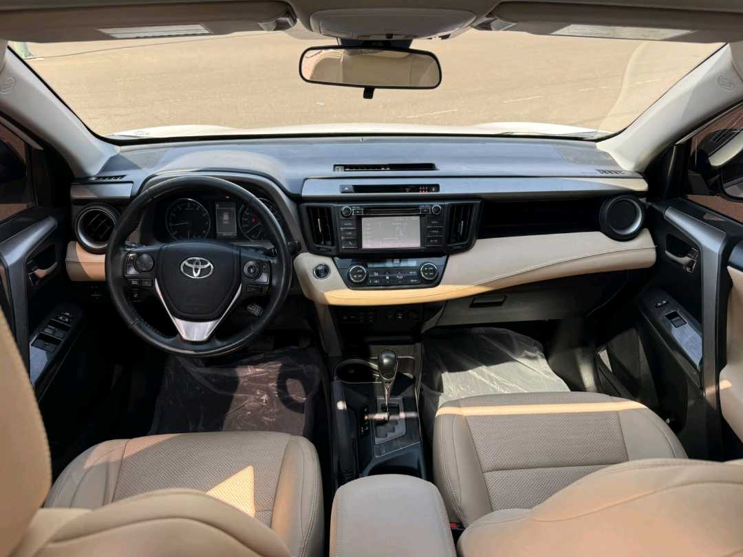 Car Image 2018 TOYOTA RAV4 XLE