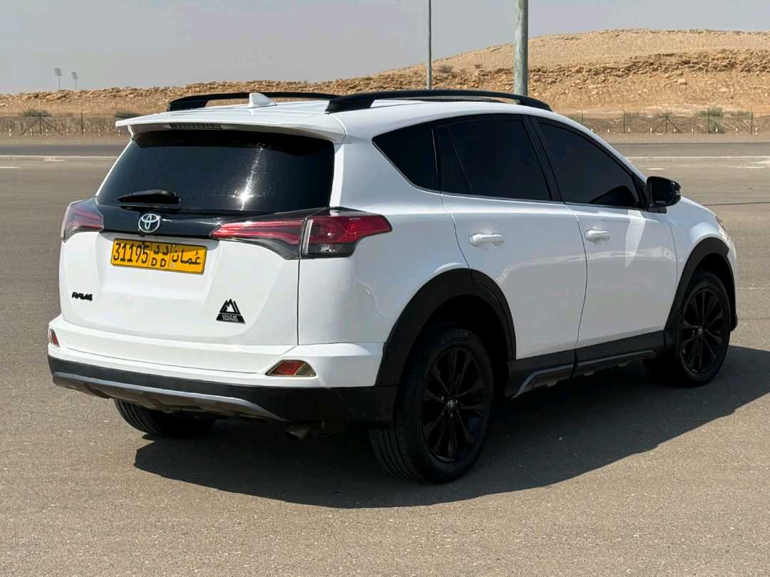 Car Image 2018 TOYOTA RAV4 XLE
