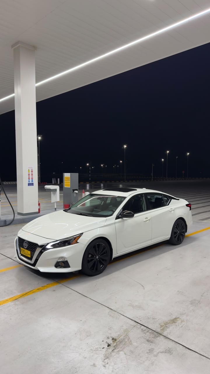 Car Image 2022 NISSAN ALTIMA SR