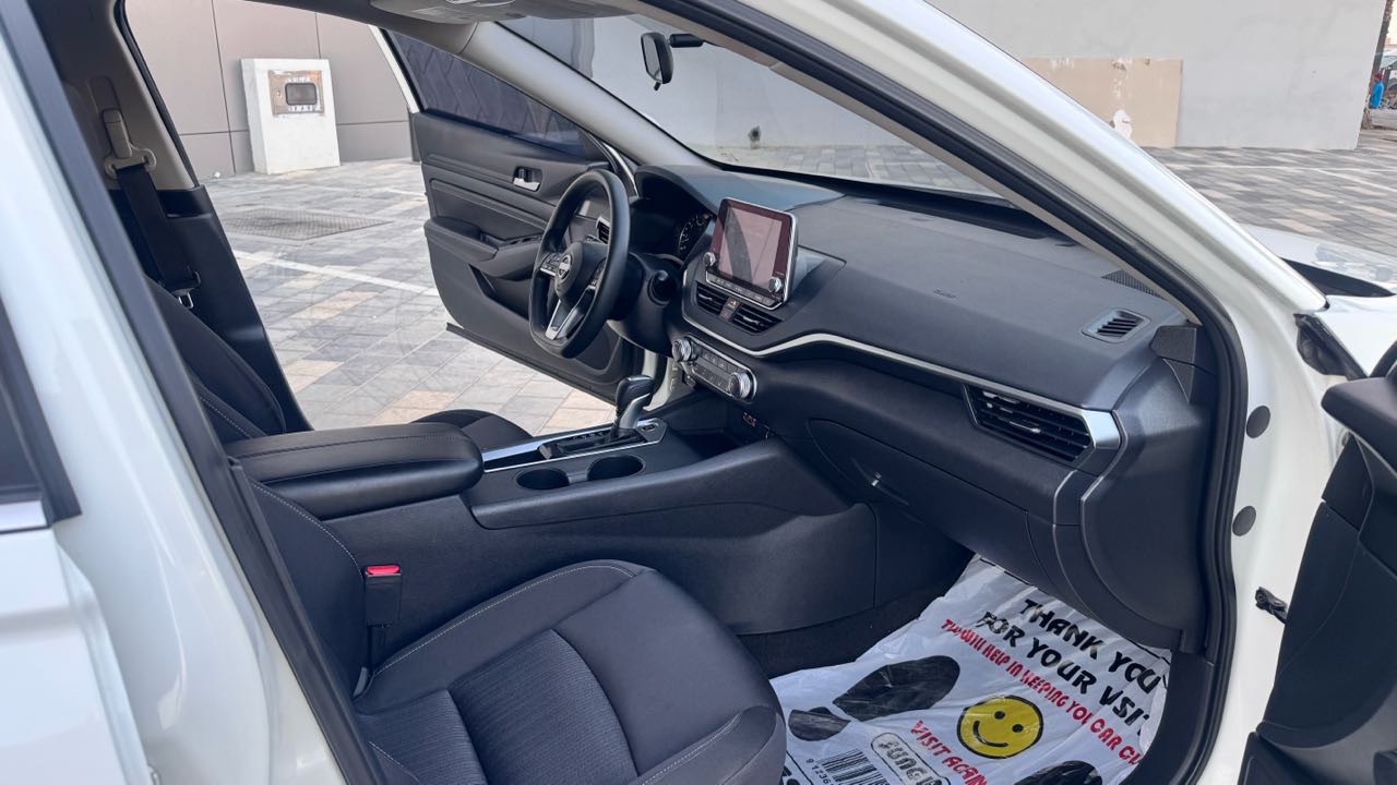 Car Image 2019 NISSAN ALTIMA SV
