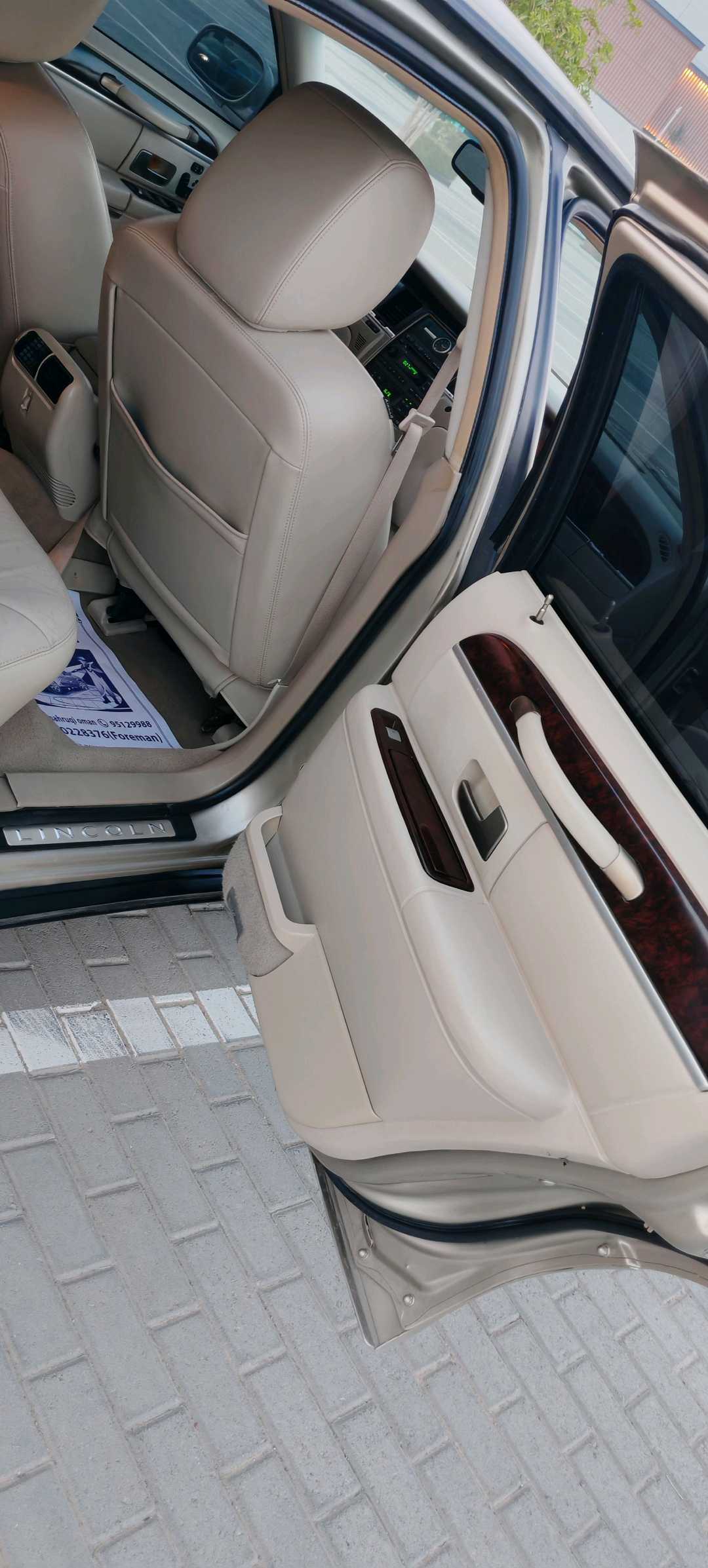 Car Image 2011 LINCOLN TOWN CAR Signature Limited