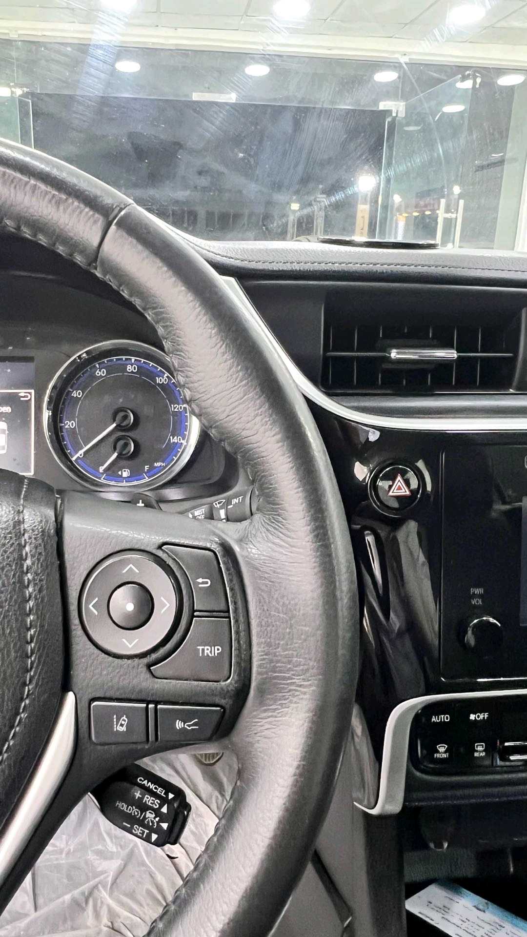 Car Image 2018 TOYOTA COROLLA SE