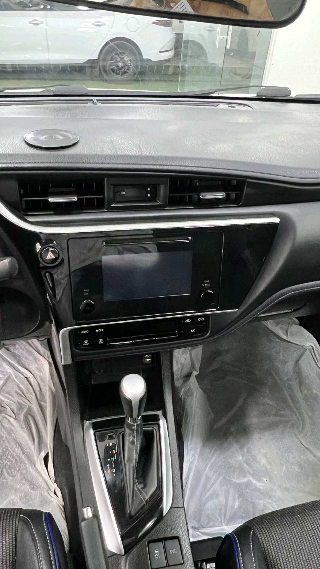 Car Image 2018 TOYOTA COROLLA SE
