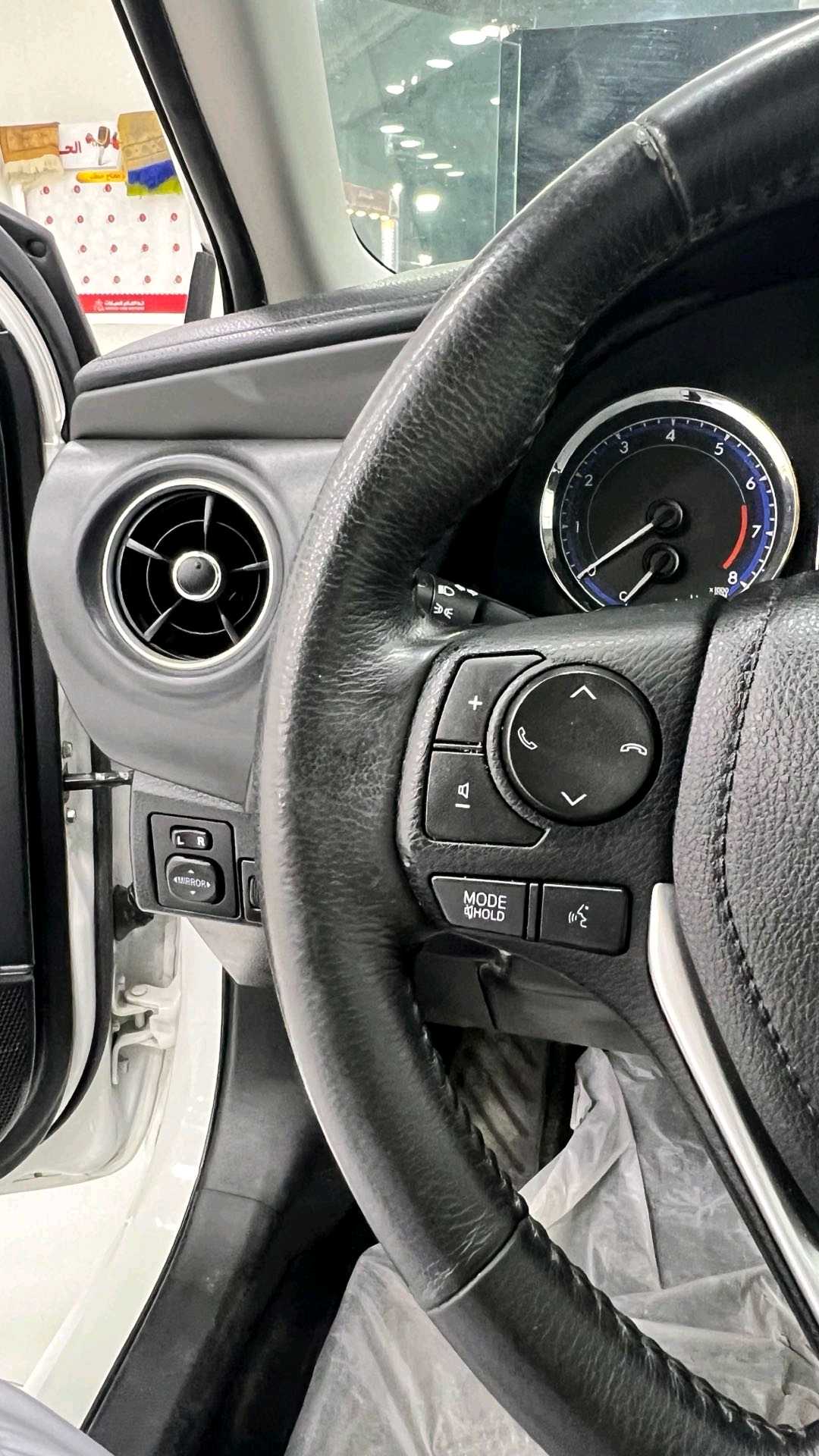Car Image 2018 TOYOTA COROLLA SE