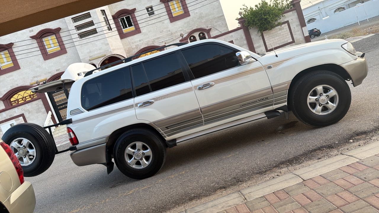Car Image 1998 TOYOTA LAND CRUISER VX.R