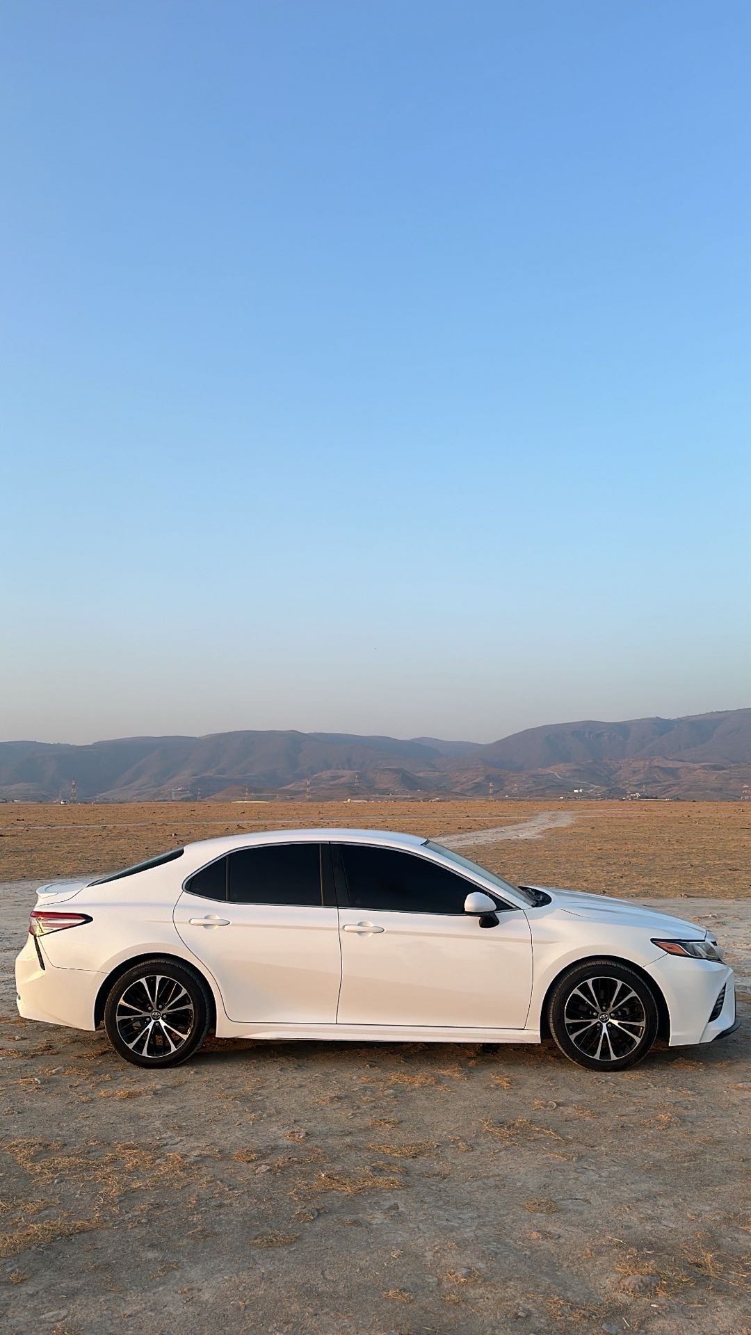 Car Image 2018 TOYOTA CAMRY SE