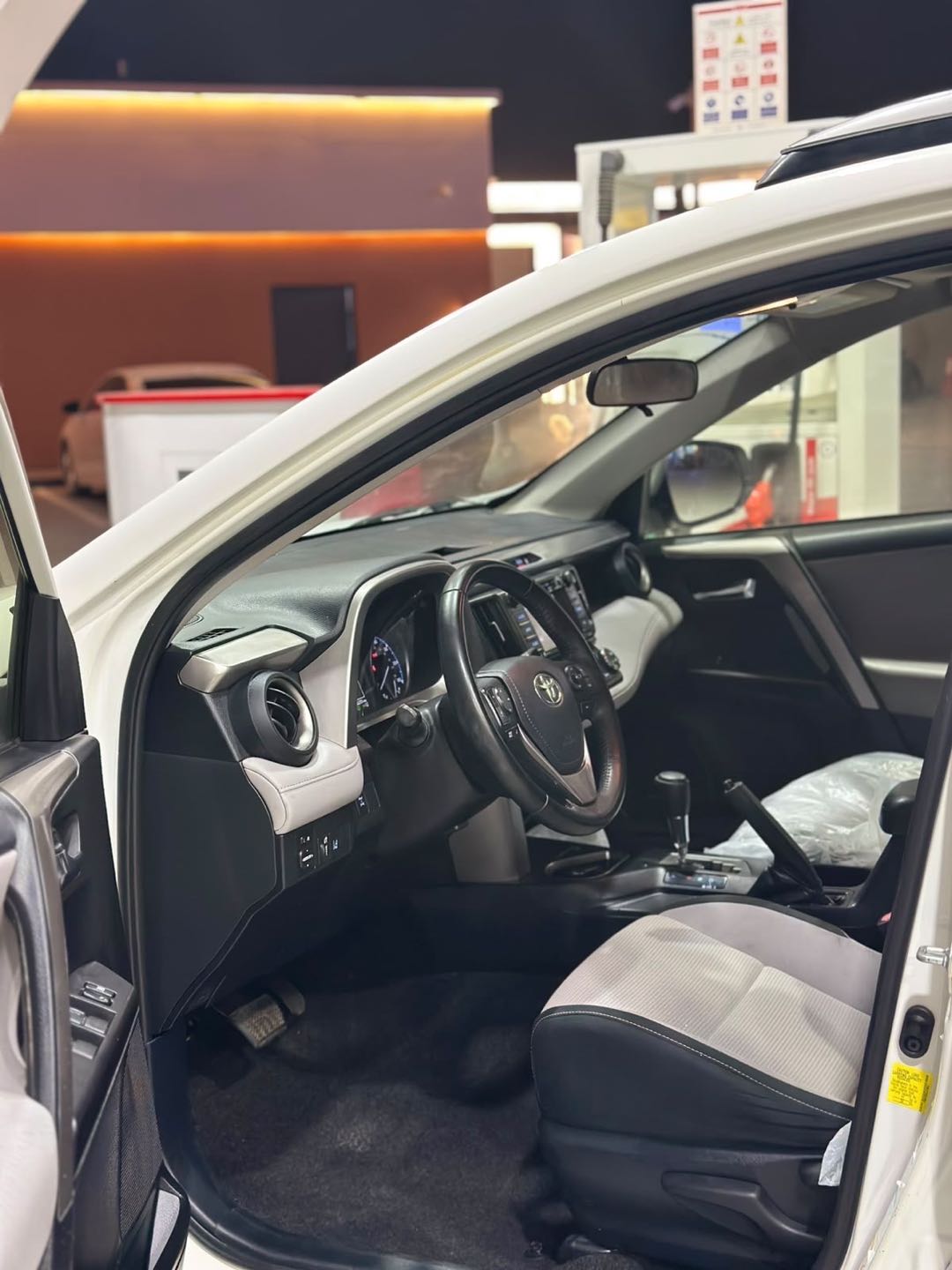 Car Image 2018 TOYOTA RAV4 XLE