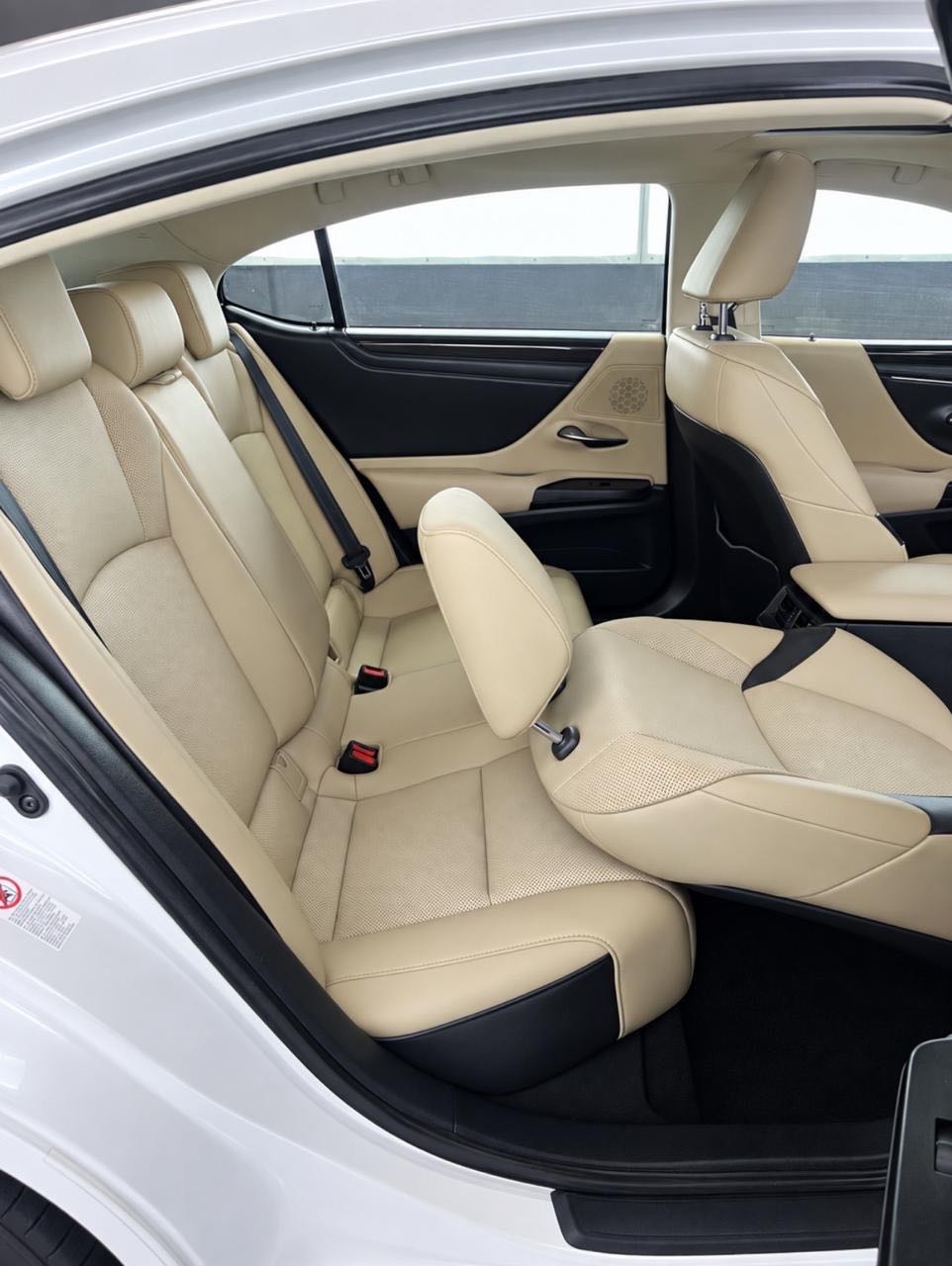 Car Image 2019 LEXUS ES 350