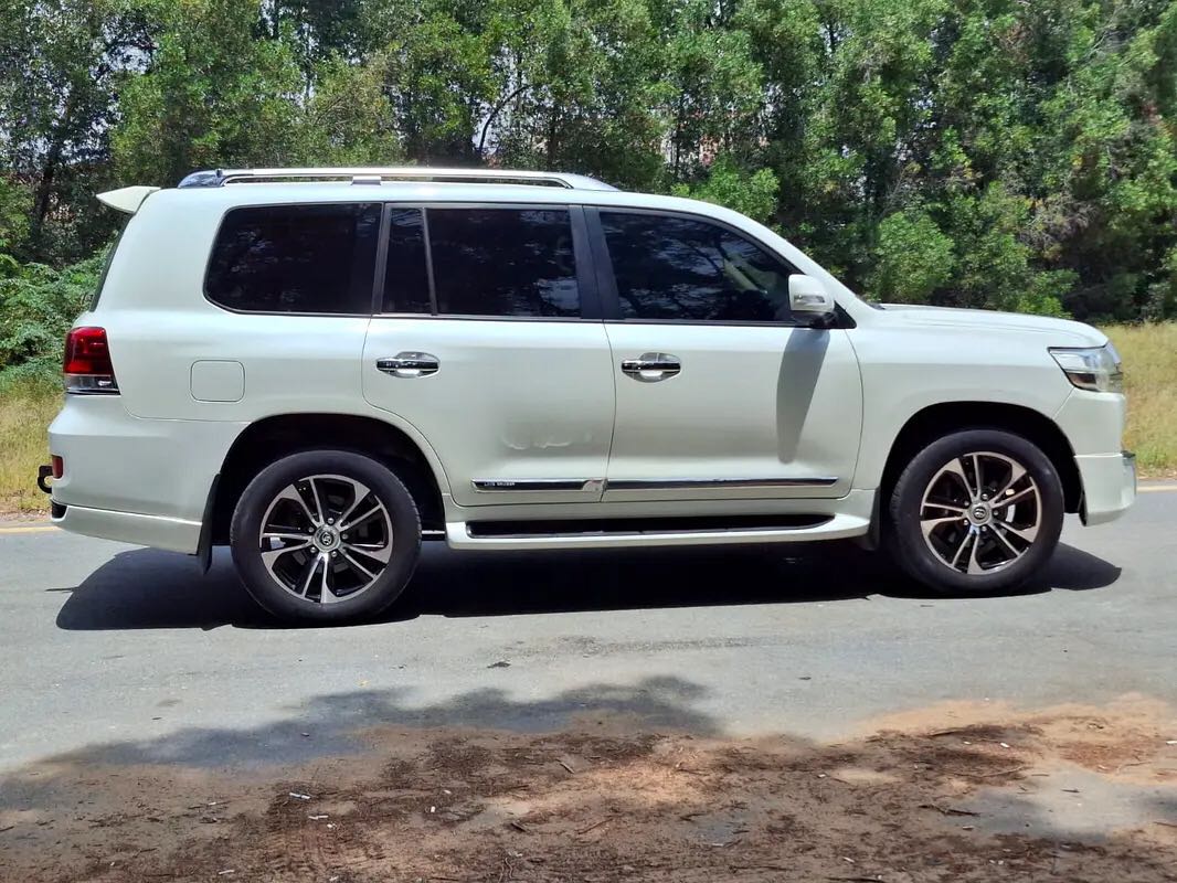 Car Image 2015 TOYOTA LAND CRUISER GX.R