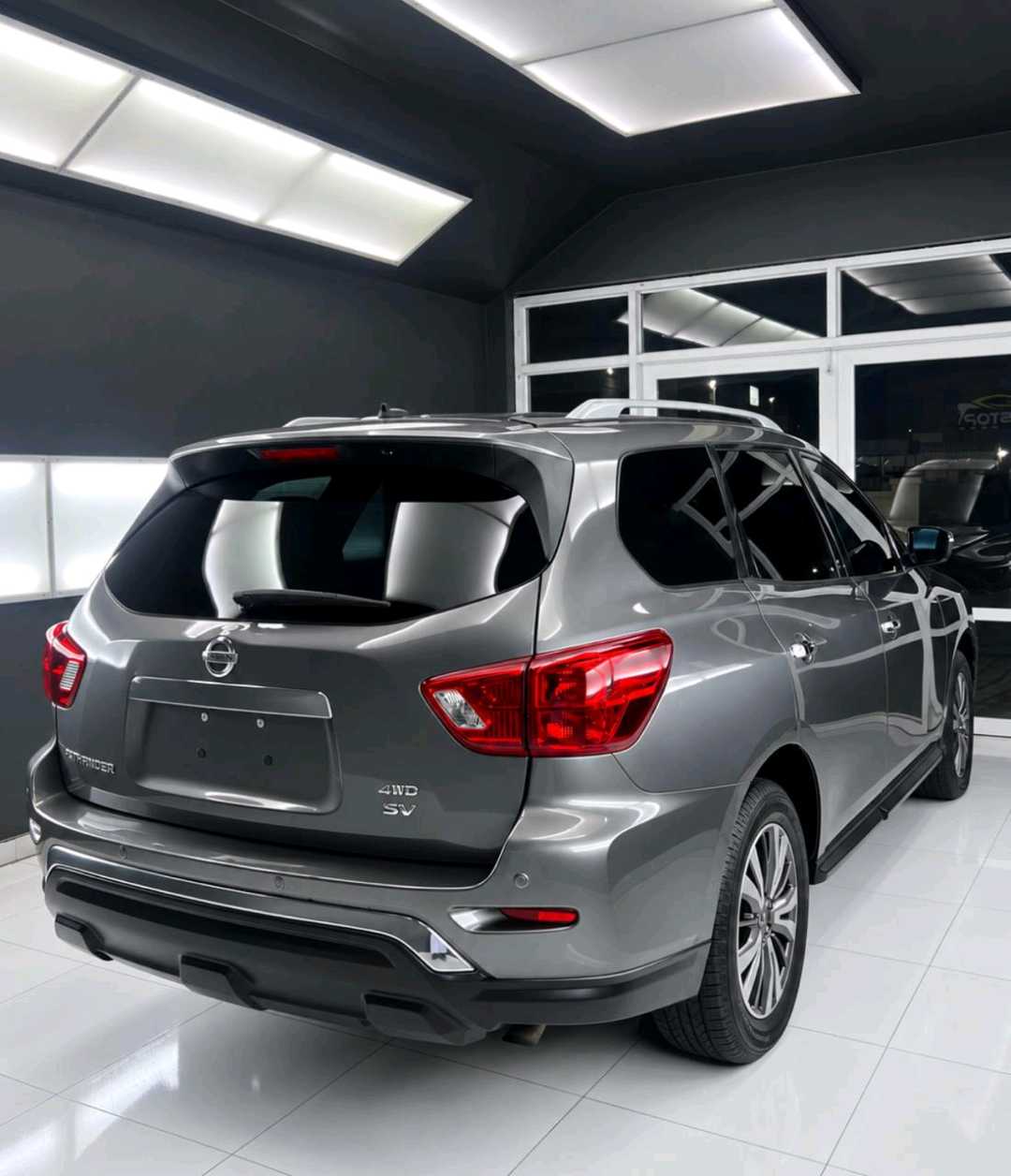 Car Image 2017 NISSAN PATHFINDER SL