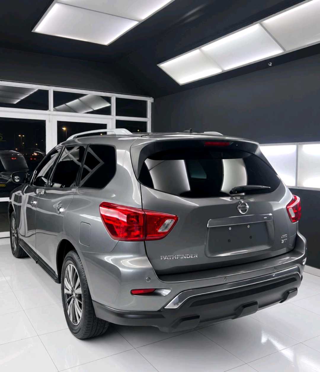 Car Image 2017 NISSAN PATHFINDER SL