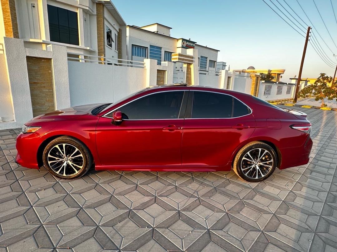 Car Image 2018 TOYOTA CAMRY SE