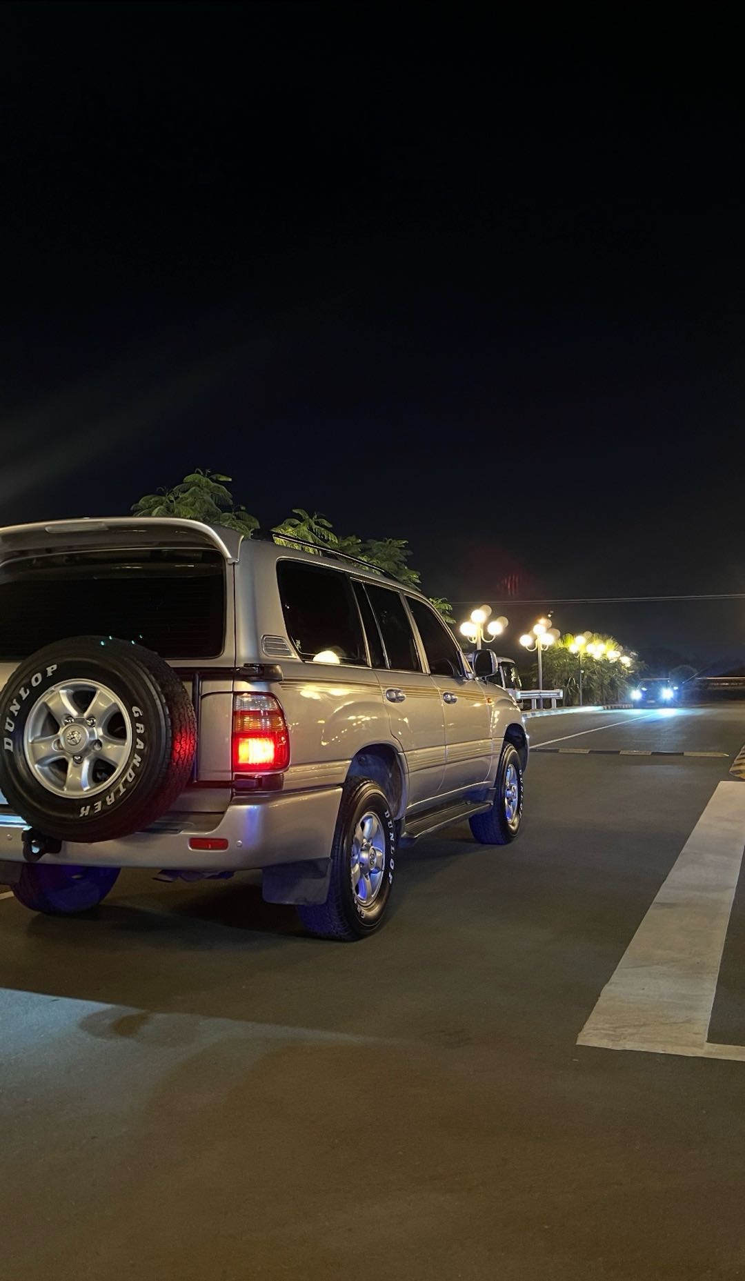 Car Image 1999 TOYOTA LAND CRUISER 