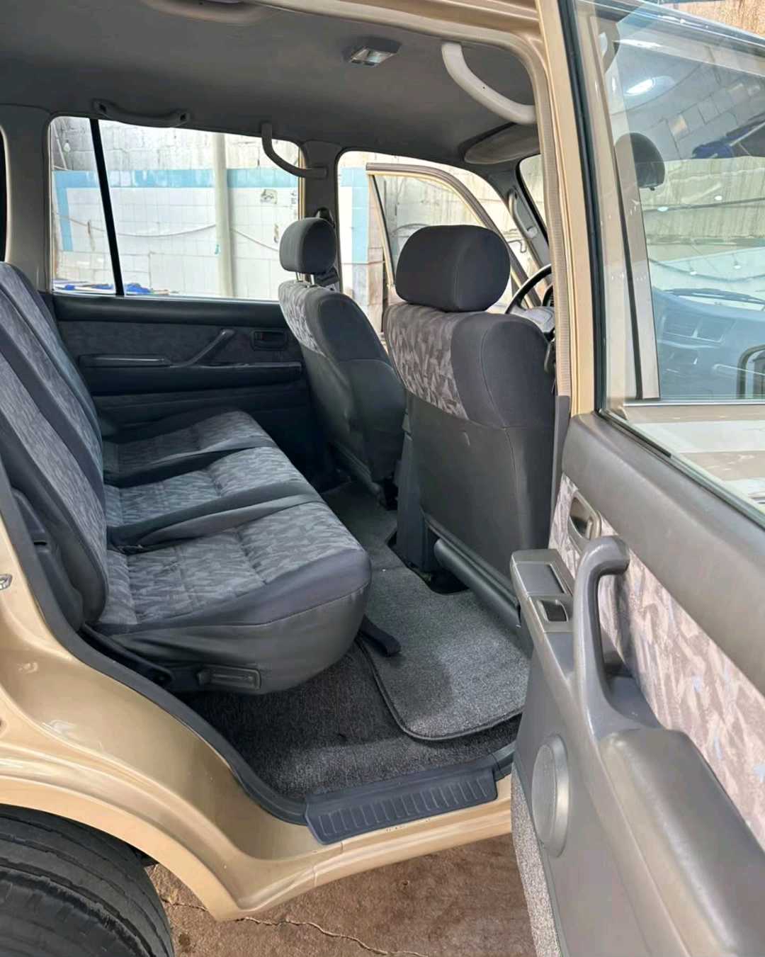 Car Image 1995 TOYOTA LAND CRUISER GX