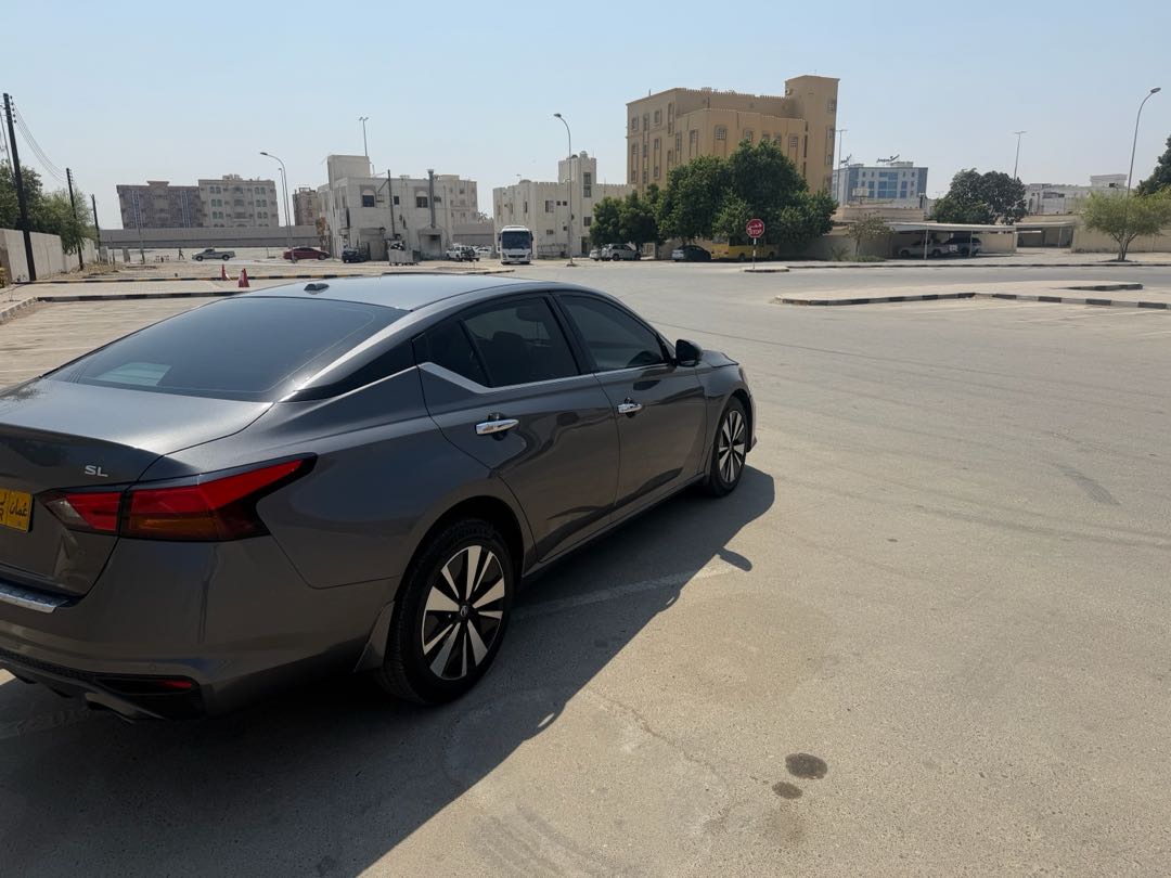 Car Image 2019 NISSAN ALTIMA SR