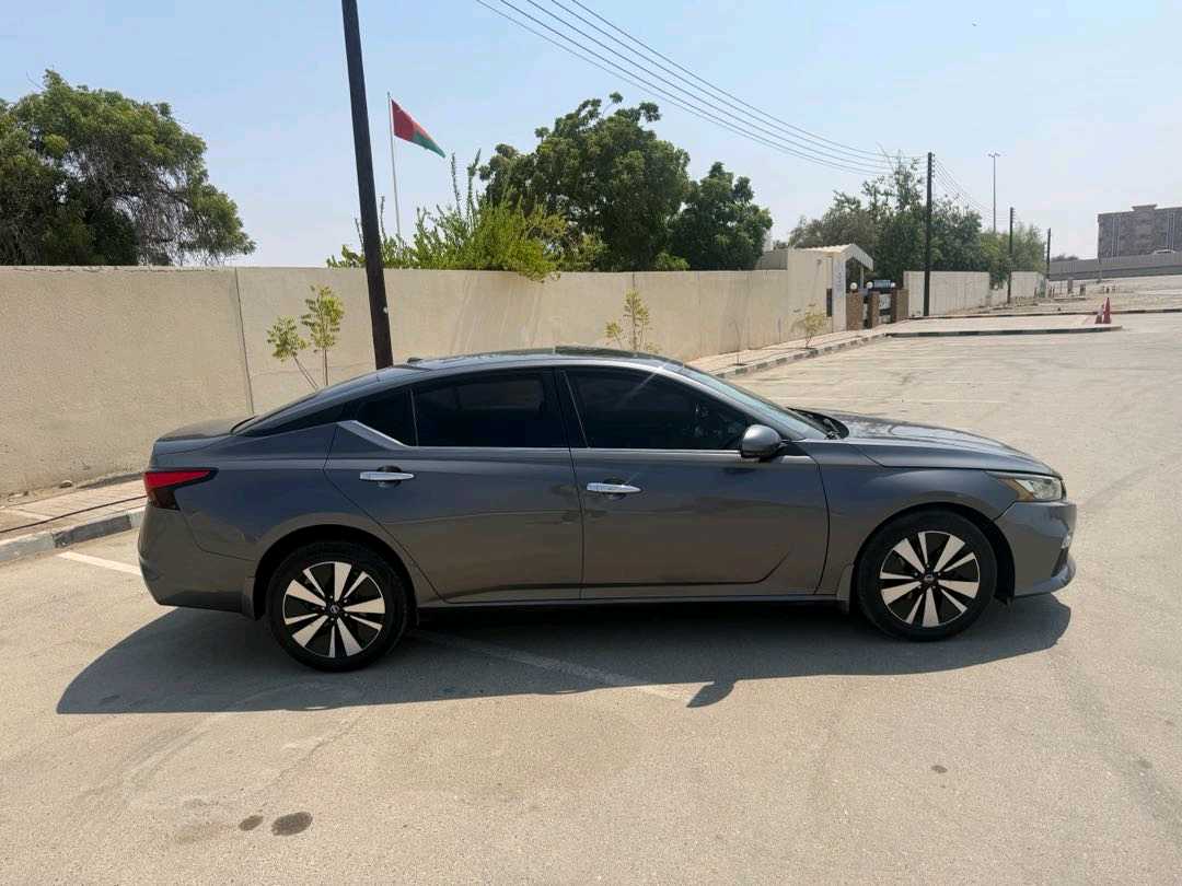 Car Image 2019 NISSAN ALTIMA SR