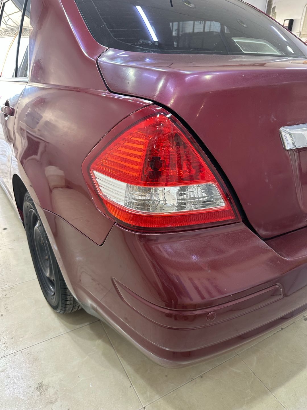 Car Image 2011 NISSAN TIIDA 